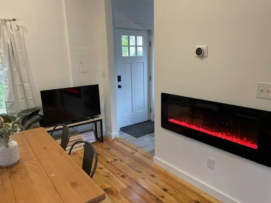 Campfire Cottage Fireplace, Fire Pit & No Chores! Kingston Zewnętrze zdjęcie